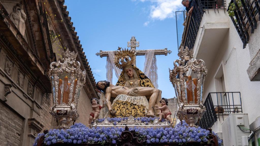 Los Servitas, en su estación de Penitencia el Sábado Santo 2025