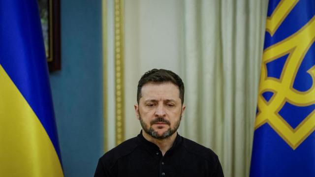 Volodímir Zelenski, presidente de Ucrania, atiende a los medios de comunicación, en Kiev.