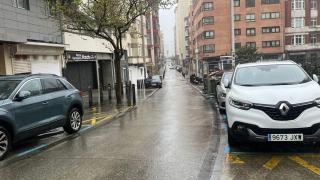 Las calles de A Coruña abren con lluvias este domingo de Semana Santa.