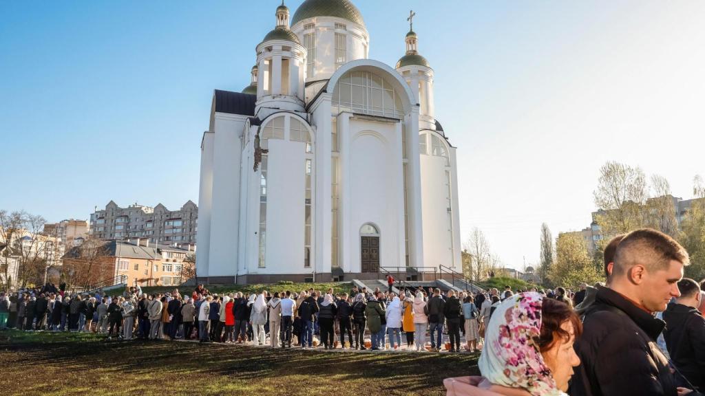 Los creyentes asisten a una ceremonia de bendición de pasteles de Pascua y cestas de comida tradicionales en medio del ataque de Rusia a Ucrania.