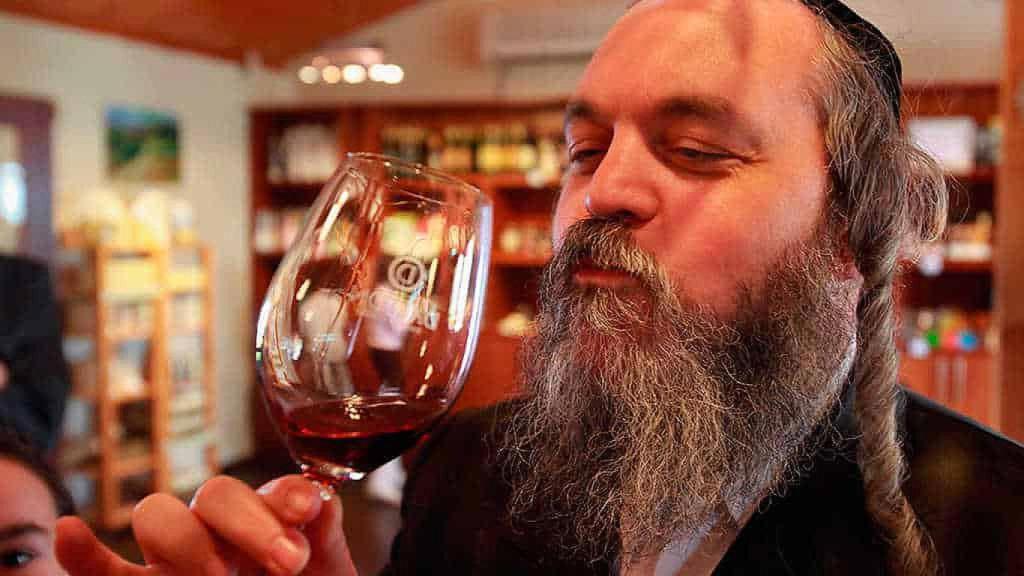 Rabino probando un vino kosher