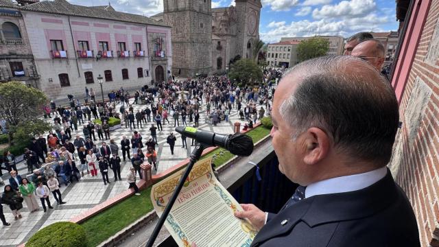 José Julián Gregorio durante la lectura del pregón del Leño Florido.