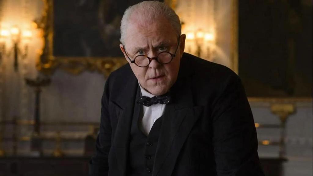 John Lithgow interpretando a Winston Churchill en la primera temporada de 'The Crown'.