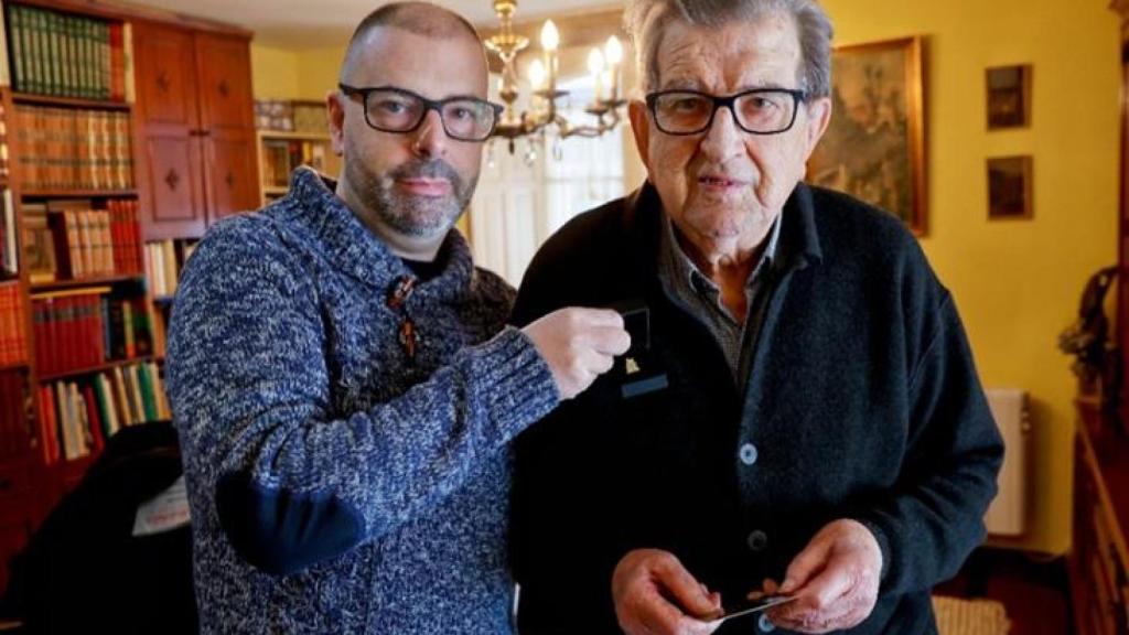 Juan Guillín recibe el premio de manos de Alexandre Centeno.