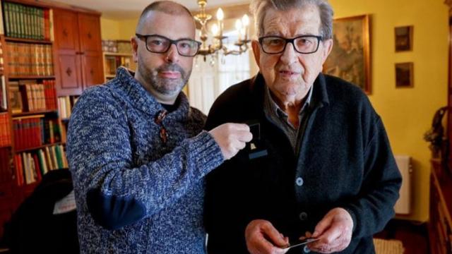 Juan Guillín recibe el premio de manos de Alexandre Centeno.