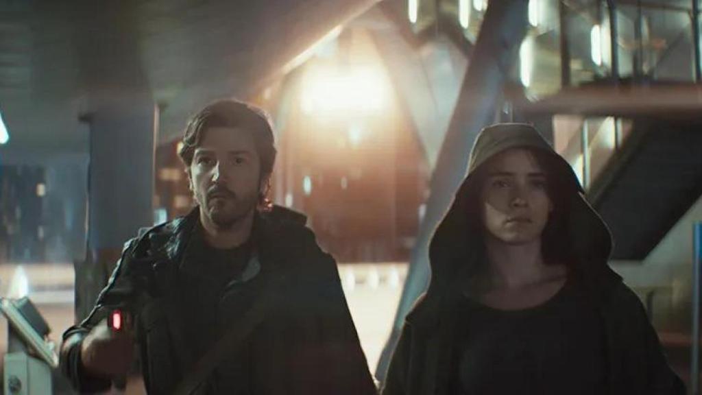 Diego Luna y Adria Arjona en una escena de 'Andor'.