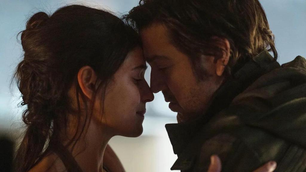 Adria Arjona y Diego Luna en una escena de 'Andor'.