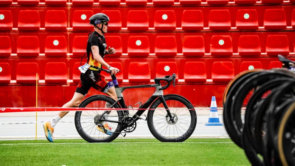 Iván Gil Gómez, Campeón España Elite Duatlón 2023, con la bicicleta Cannondale system six que le han robado en Los Alcázares.