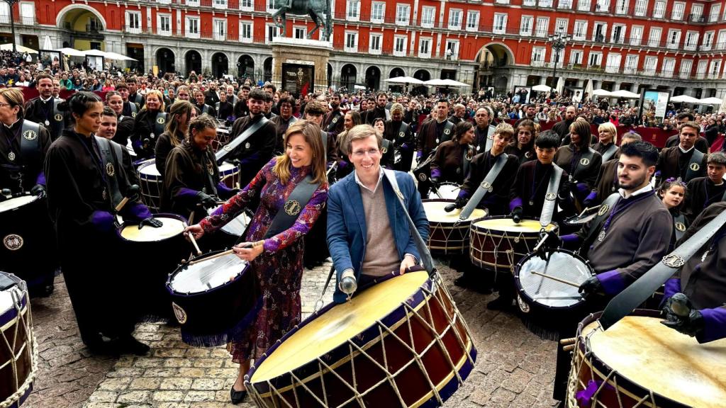 La alcaldesa de Zaragoza, Natalia Chueca, y el alcalde de Madrid, José Luis Martínez-Almeida, en la tamborrada final de la Semana Santa madrileña