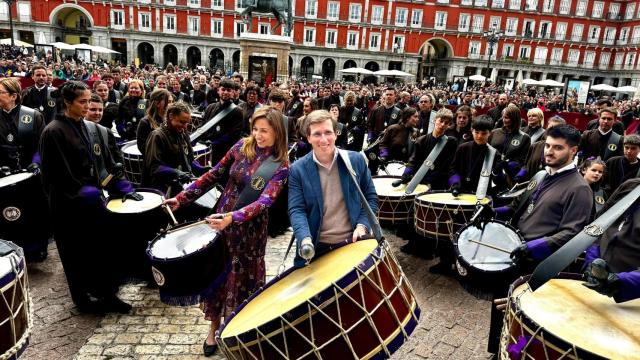 La alcaldesa de Zaragoza, Natalia Chueca, y el alcalde de Madrid, José Luis Martínez-Almeida, en la tamborrada final de la Semana Santa madrileña
