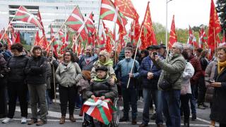 Asistentes a lamanifestación de Bildu en Pamplona, conmotivo del 'Aberri Eguna'.
