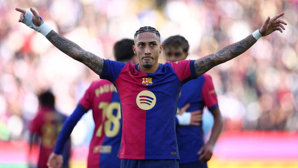 Raphinha celebra uno de sus goles contra el Celta.