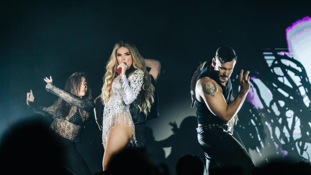 Melody cantando 'Esa diva' en la PreParty en la Sala La Riviera de Madrid.