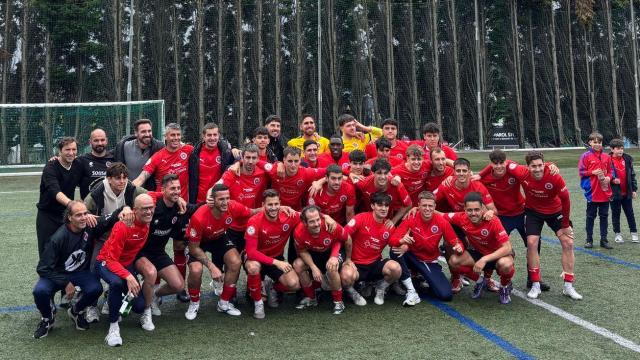 La plantilla de la Unión Deportiva Ourense celebra el éxito.