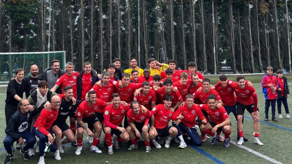 La plantilla de la Unión Deportiva Ourense celebra el éxito.