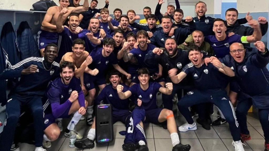 La plantilla del Atlético Coruña Montañeros celebra el ascenso.