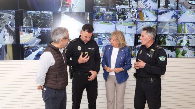 La alcaldesa de Marbella, Ángeles Muñoz, junto a un agente de la Policía Municipal que porta una cámara corporal.