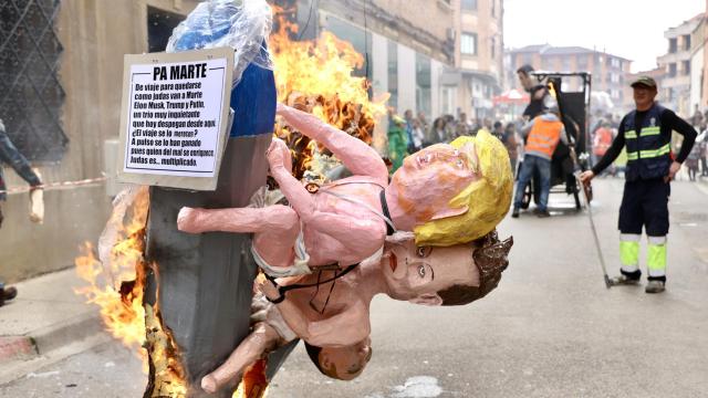 Las figuras caricaturescas de Donald Trump y Elon Musk arden este domingo en los Judas de Alfaro (La Rioja).