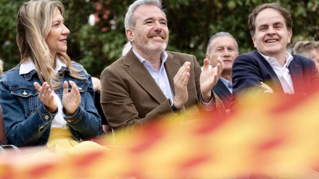 La vicepresidenta de Aragón, Mar Vaquero; el presidente de Aragón, Jorge Azcón; el consejero de Hacienda, Roberto Bermudez de Castro, en el acto del izado de bandera.