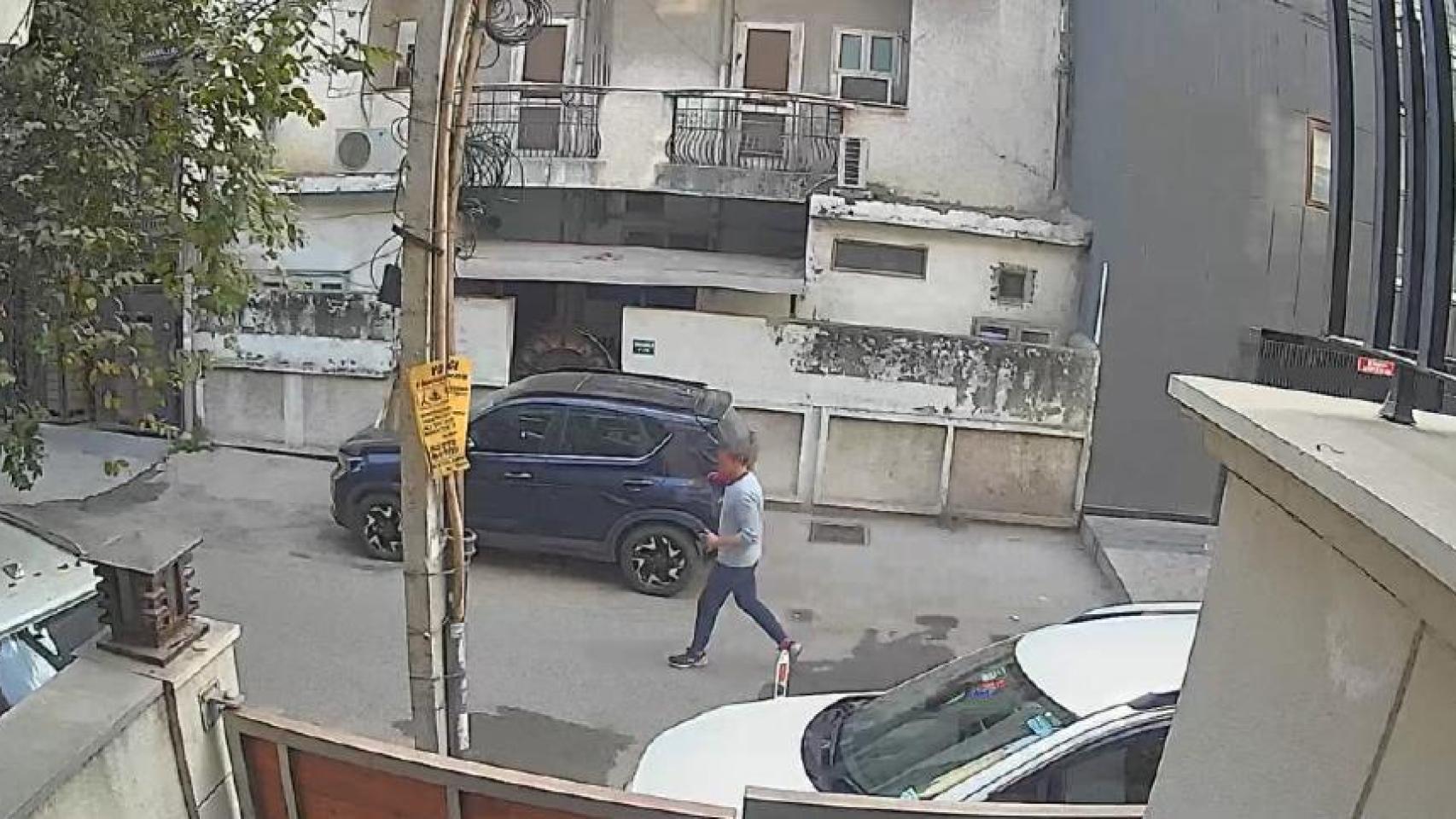 El comisario denunciado, frente a la vivienda de la denunciante.