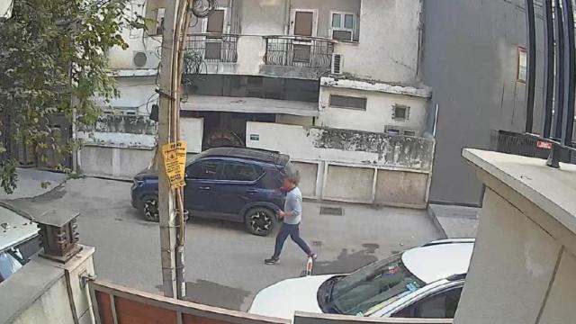 El comisario denunciado, frente a la vivienda de la denunciante.