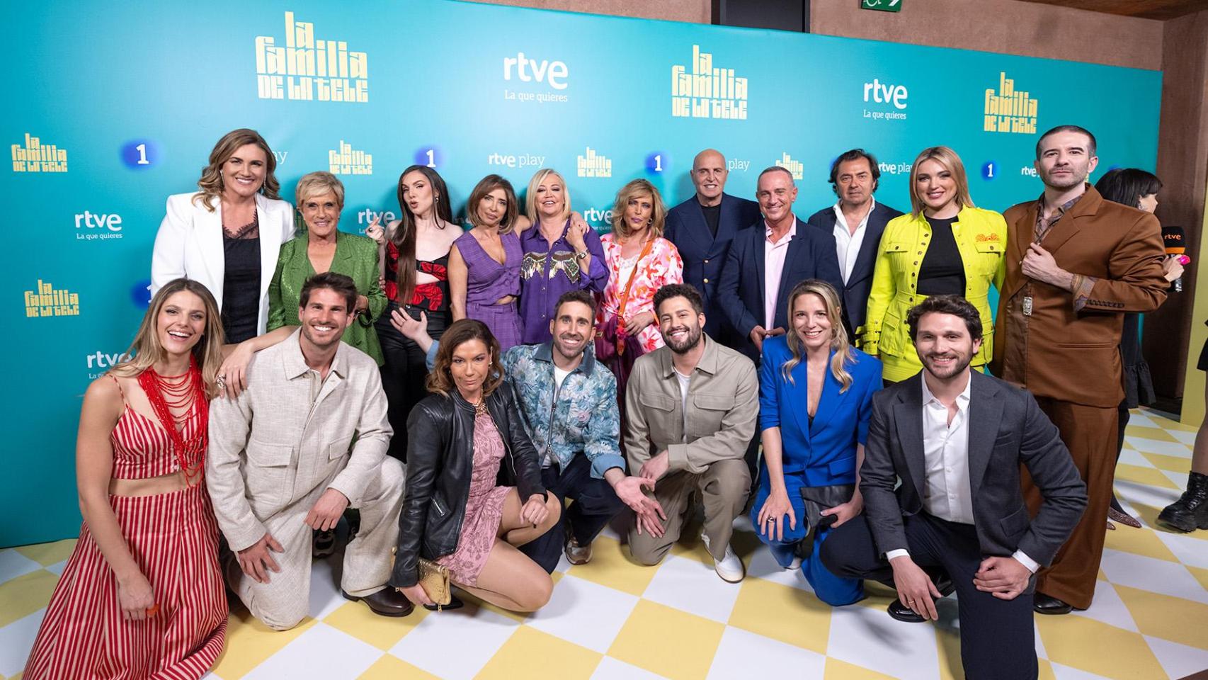 Foto de grupo de 'La familia de la tele'.
