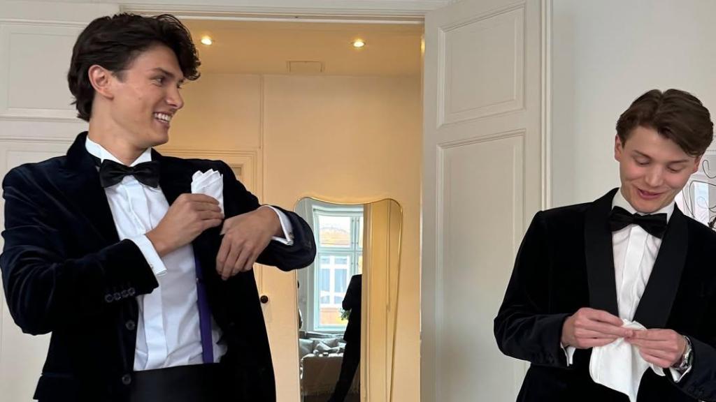 Nicolás y su hermano Félix, nacidos del primer matrimonio de su padre, el príncipe Joaquín, con  Alejandra de Frederiksborg.