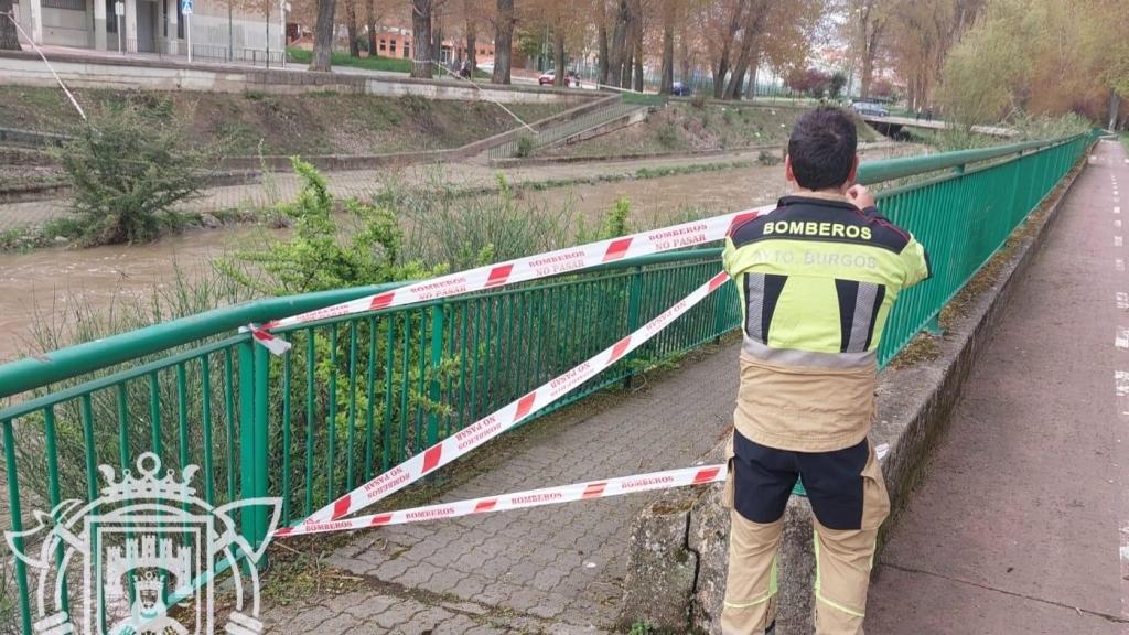 Los Bomberos de Burgos balizan los accesos al río Vena ante el riesgo de crecida por las lluvias