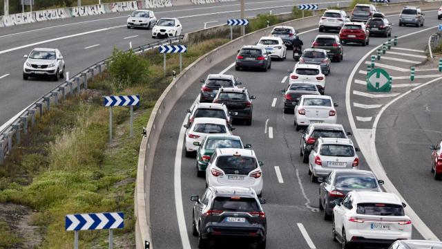 Operación retorno en la entrada a Madrid por la A3 este domingo en la localidad madrileña de Rivas Vaciamadrid tras las vacaciones de Semana Santa.