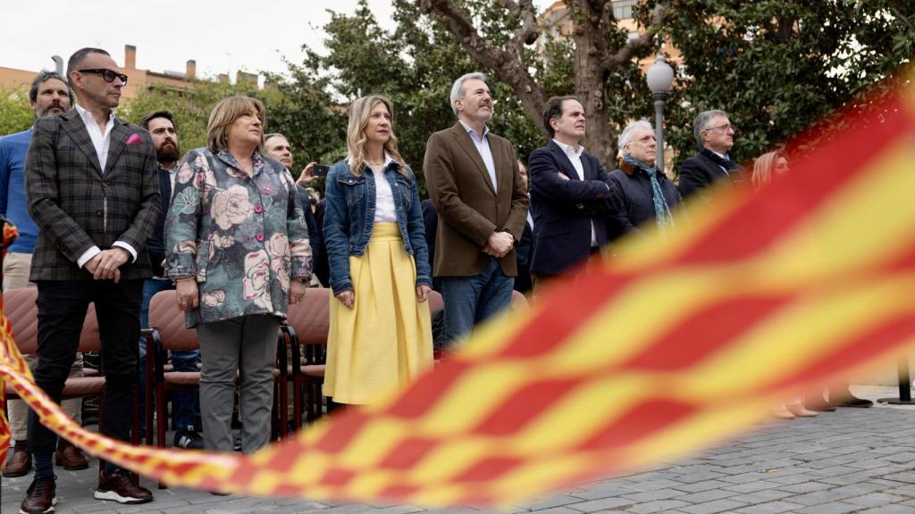 El Ejecutivo aragonés en el izado de la gran bandera de Aragón en el Pignatelli