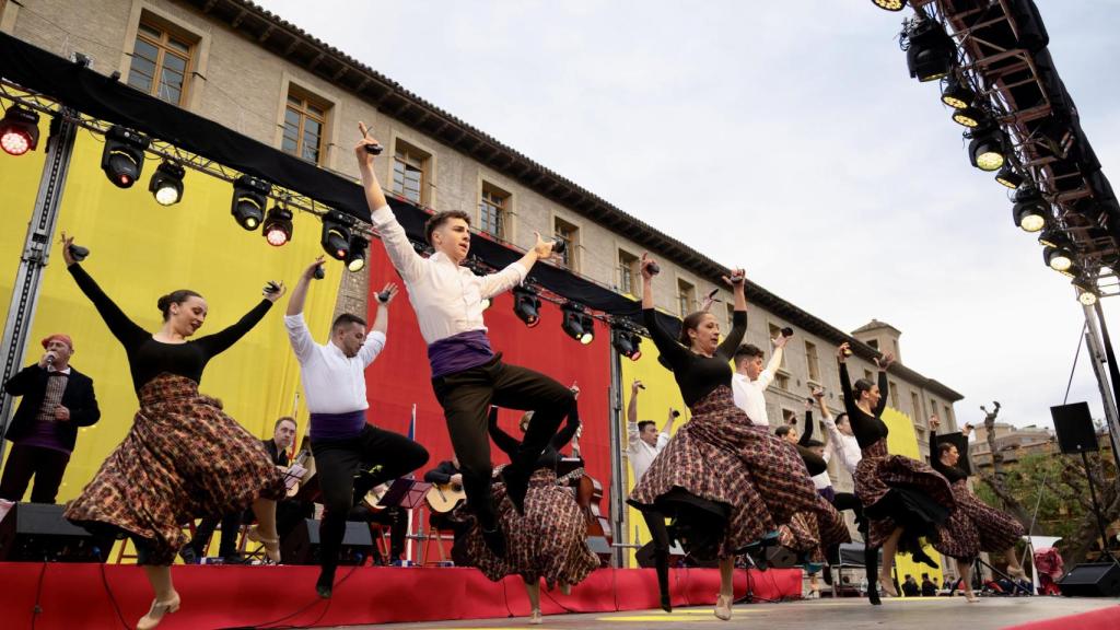 El acto 'Aragón, tierra de jota' mientras se iza la bandera de Aragón de fondo