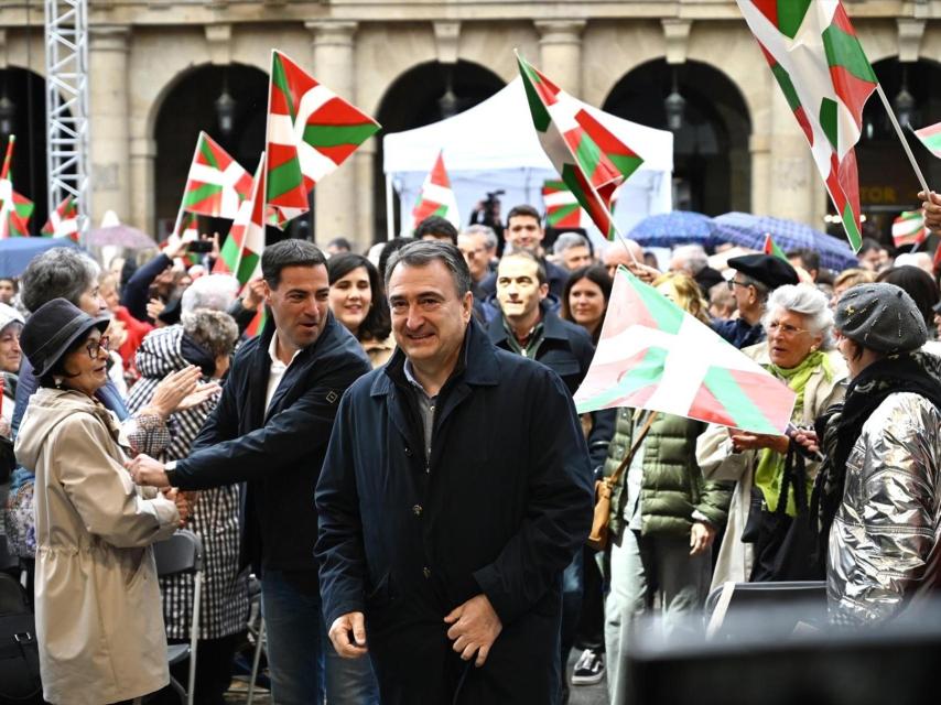 El presidente del EBB, Aitor Esteban, y el lehendakari, Imanol Pradales, saludan a los militantes del PNV en la Plaza Nueva de Bilbao en el Aberri Eguna.
