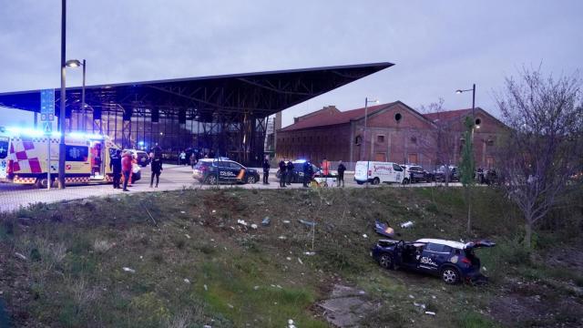 Dos policías heridos en la salida de vía y posterior vuelco de un coche patrulla frente al Palacio de Exposiciones de León