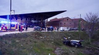 Dos policías heridos en la salida de vía y posterior vuelco de un coche patrulla frente al Palacio de Exposiciones de León