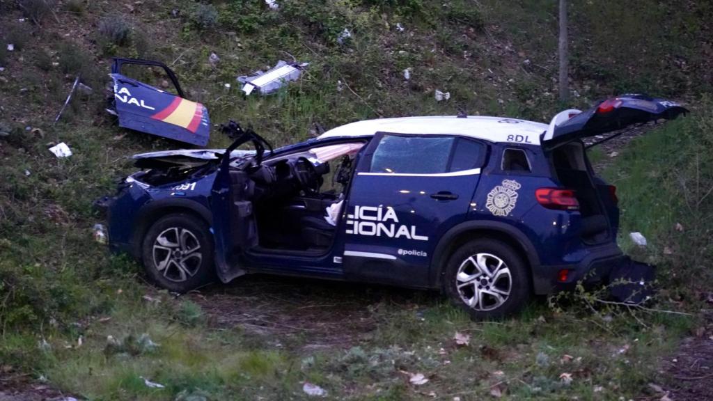 Dos policías heridos en la salida de vía y posterior vuelco de un coche patrulla frente al Palacio de Exposiciones de León