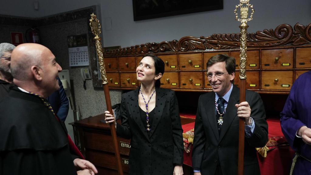 Isabel Díaz Ayuso, presidenta de la Comunidad de Madrid, y  José Luis Martínez -Almeida, alcalde de Madrid; en la Basílica de Jesús de Medinaceli