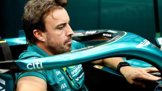 Fernando Alonso probando el asiento del ARM25 en el GP de Arabia Saudí