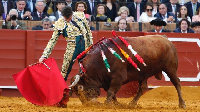 Daniel Luque torea con la muleta en la Maestranza de Sevilla