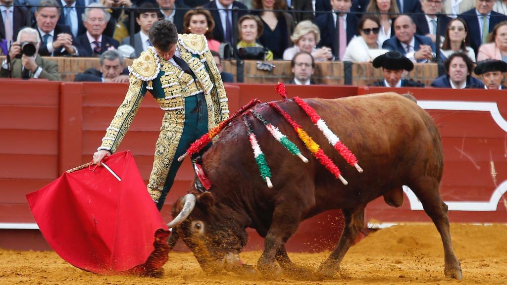 Daniel Luque torea con la muleta en la Maestranza de Sevilla