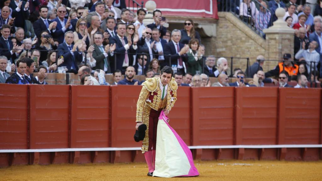 Morante saluda al terminar el paseíllo.
