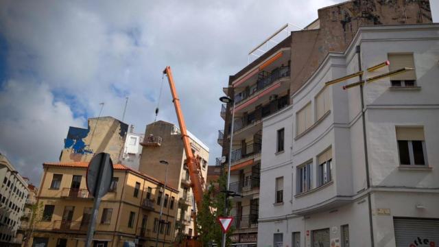 El mejor muralista del mundo pinta de sus obras en la plaza del Oeste de Salamanca