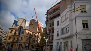 El mejor muralista del mundo pinta de sus obras en la plaza del Oeste de Salamanca