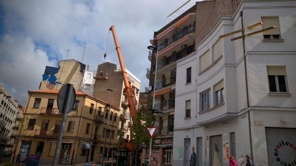 El mejor muralista del mundo pinta de sus obras en la plaza del Oeste de Salamanca