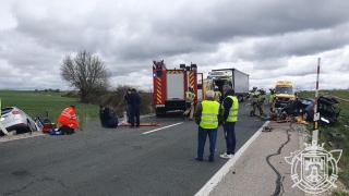 Tres heridos graves en una colisión frontal entre dos coches y con un camión implicado en Burgos