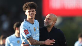 O'Relly junto a Guardiola tras la victoria ante el Bournemouth en la FA Cup.