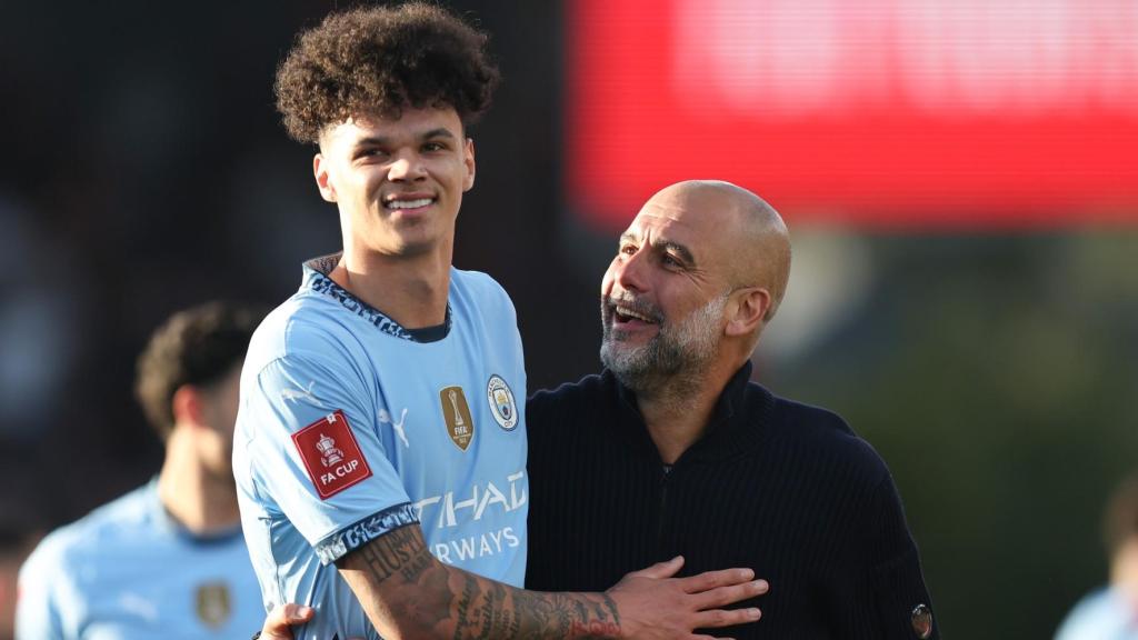 O'Relly junto a Guardiola tras la victoria ante el Bournemouth en la FA Cup.