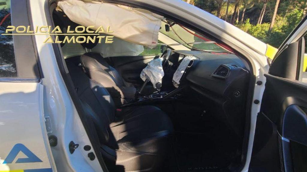Uno de los coches de la Policía Local de Almonte destrozados.