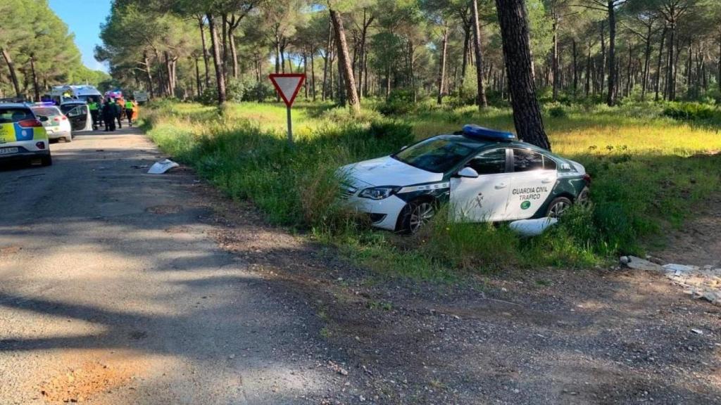 Así quedó uno de los coches de la Guardia Civil que participó en la persecución por El Rocío.