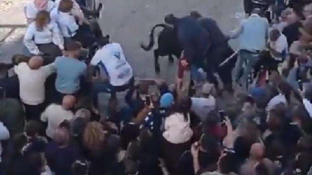 Un toro embiste a la multitud en Arcos de la Frontera.