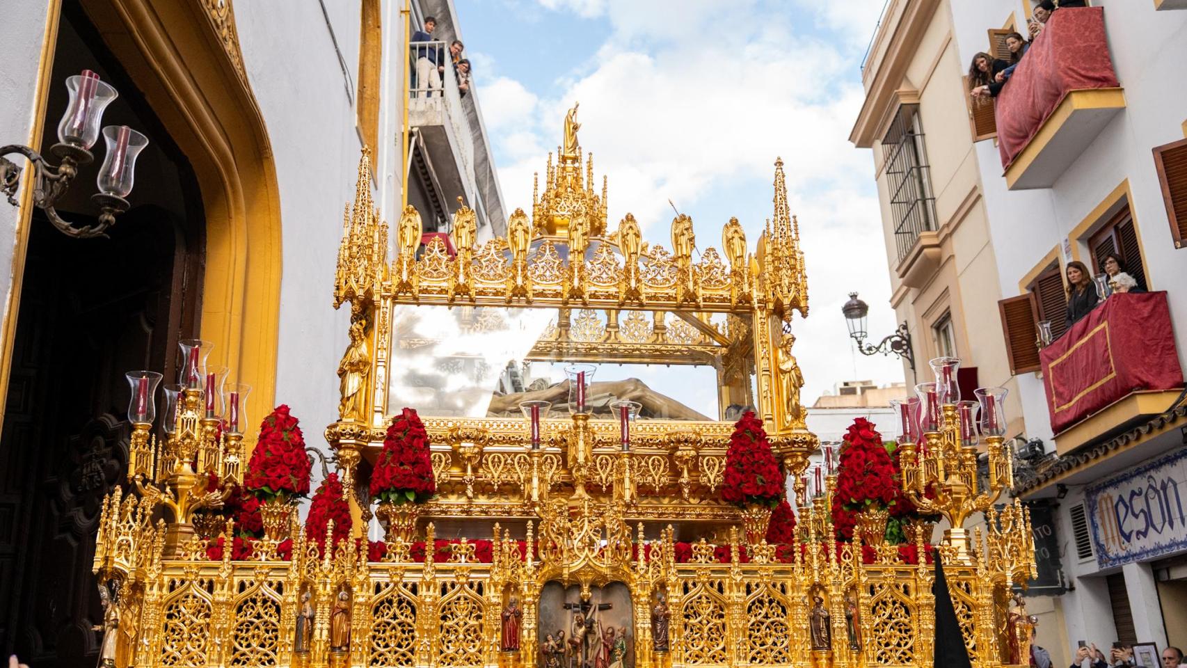 El Santo Entierro, en su estación de penitencia el Sábado Santo 2025